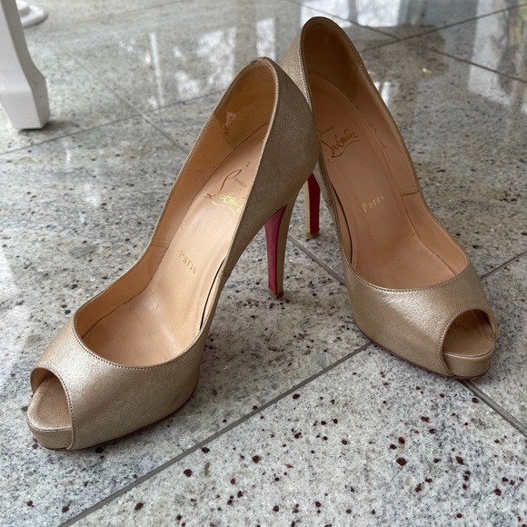 Christian Louboutin Very Prive Gold Peep Toe Heels - Picture 3 of 6